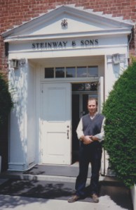 Hugo Landolfi en la fábrica Steinway & Sons Hugo Landolfi en la fábrica Steinway & Sons